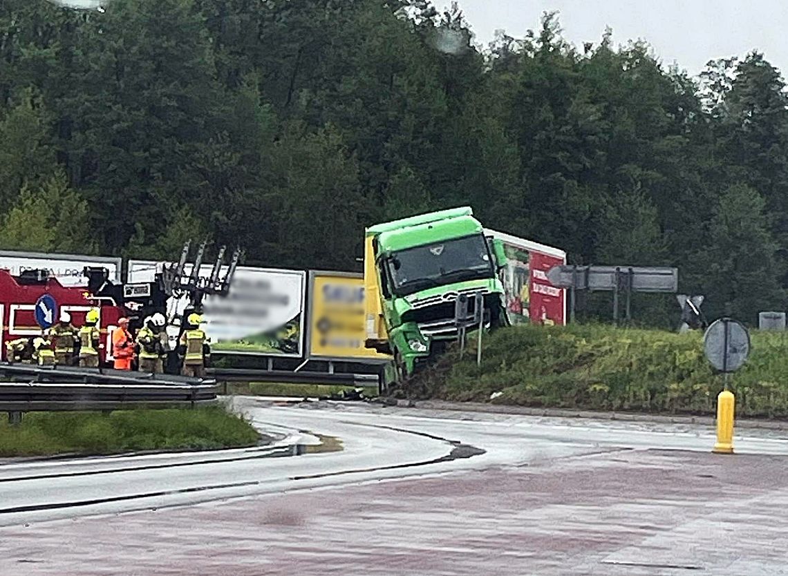 Wjechał tirem prosto na rondo. Jak do tego doszło?