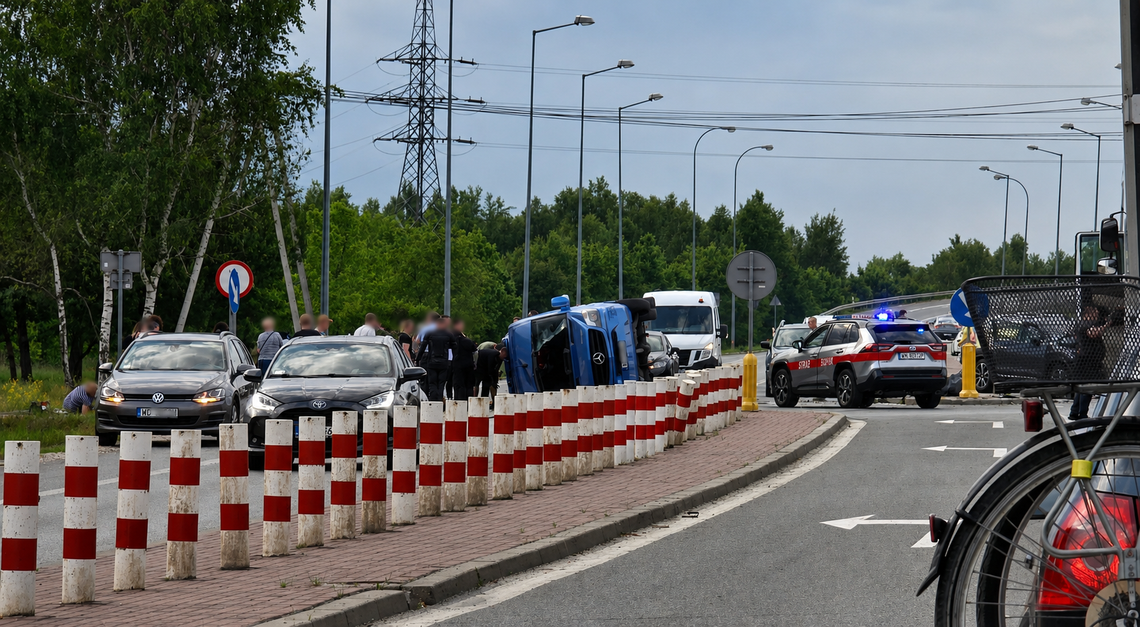 Wypadek autobusu i osobówki na krajowej „50”. Są ranni