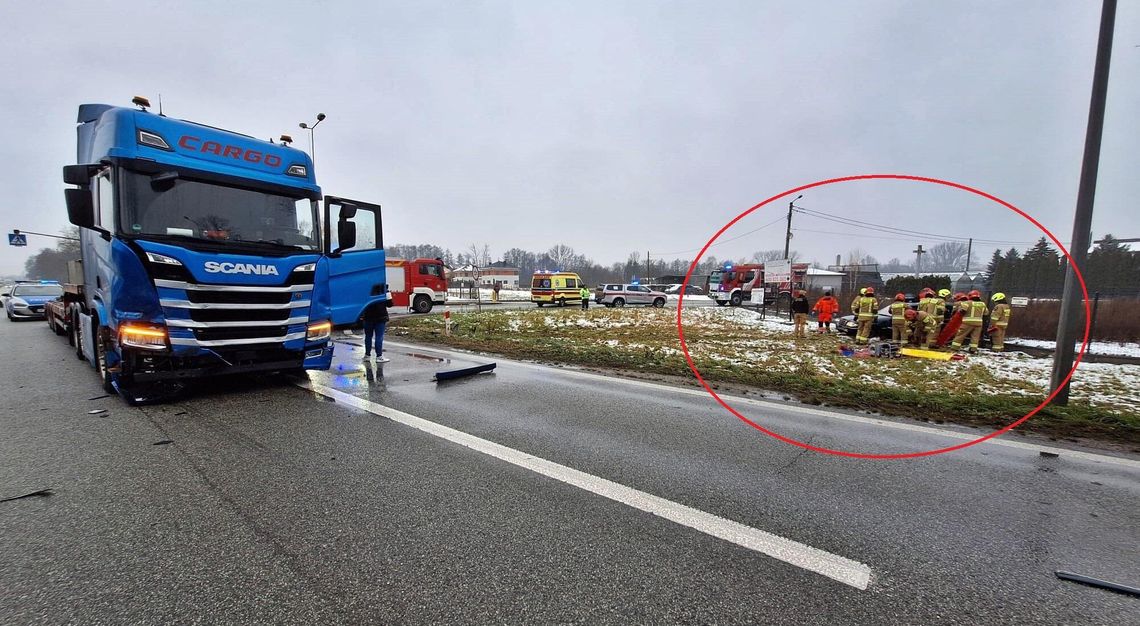 Wypadek na krajowej „50”. Mercedes wypadł z jezdni i uderzył w ogrodzenie Wypadek na krajowej „50”. Mercedes wypadł z jezdni i uderzył w ogrodzenie