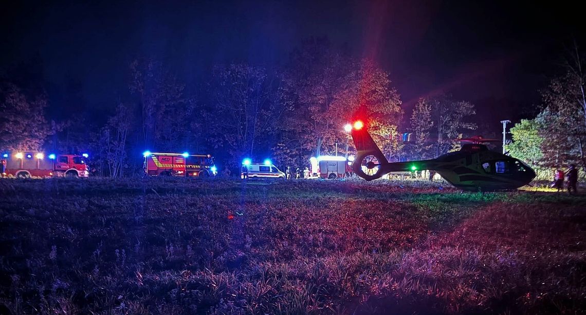 Wypadek na łuku drogi niedaleko trasy S17. Trzy osoby w szpitalu Wypadek na łuku drogi niedaleko trasy S17. Trzy osoby w szpitalu