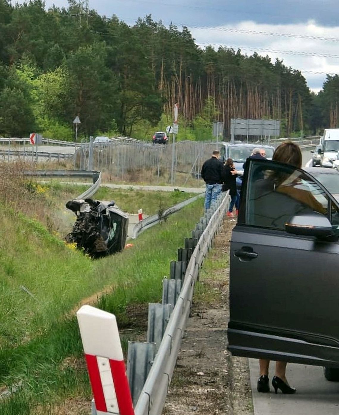 Wypadek na S17. Auto przebiło bariery i wpadło do rowu
