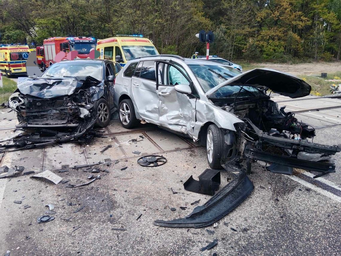 Wypadek na przejeździe kolejowym. Dwie osoby trafiły do szpitala