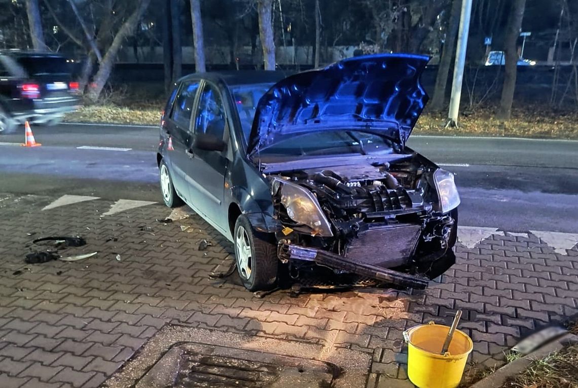 Wypadek na światłach w Józefowie. Jedna osoba trafiła do szpitala