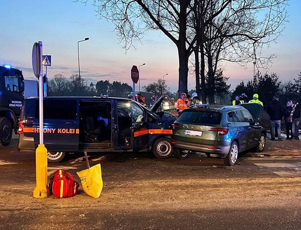 Pojazd Straży Ochrony Kolei zderzył się z innymi autami