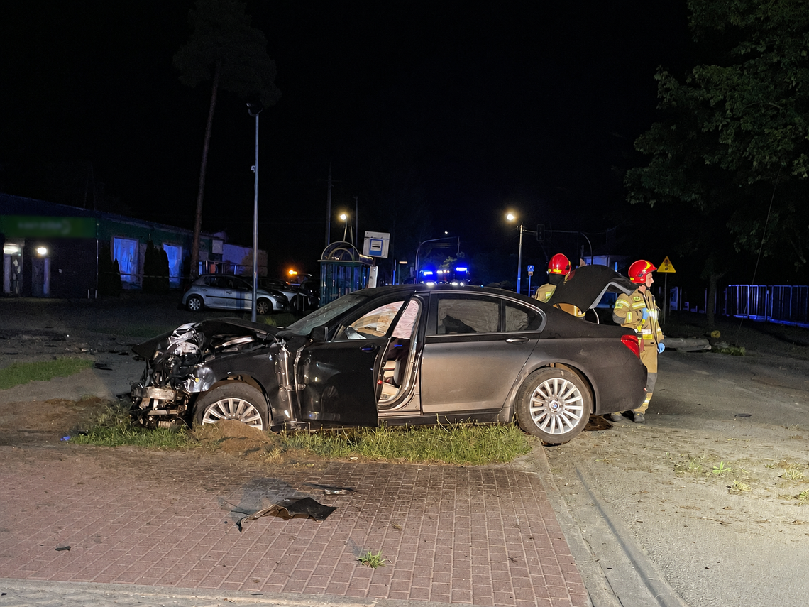 Wypadek na wylotówce z Otwocka. „Tak huknęło, że aż światło zgasło”