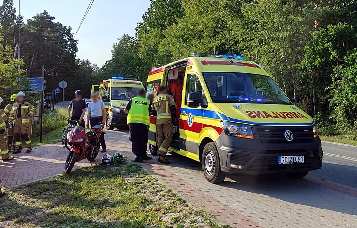 Poważne zdarzenie na wylotówce z udziałem motocyklisty i rowerzysty. Są ranni