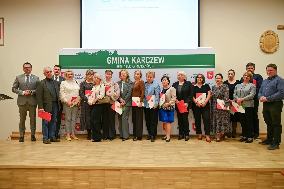 Wyróżnienia dla zasłużonych mieszkańców podczas sesji w Karczewie