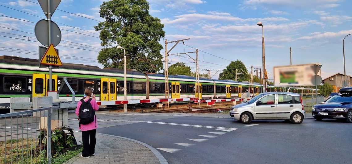 Zamknięcie przejazdu w Falenicy. Gdzie będą przejścia i jak pojadą autobusy? Nasz raport Zamknięcie przejazdu w Falenicy. Gdzie będą przejścia i jak pojadą autobusy? Nasz raport