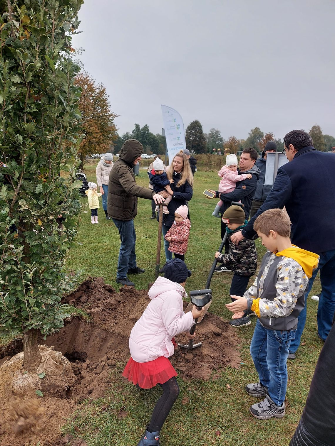 Zapuścili korzenie. Nowonarodzeni mają swoje drzewo w Karczewie