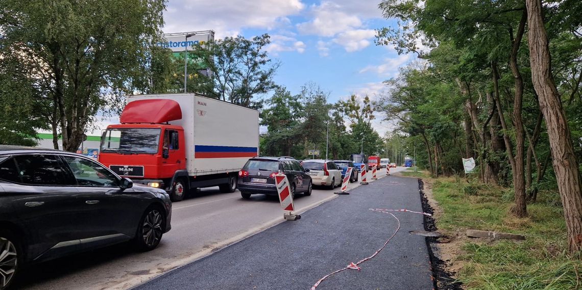 Zaskakujący sposób na korki przy ul. Kuklińskiego. Zrobili asfalt na poboczu