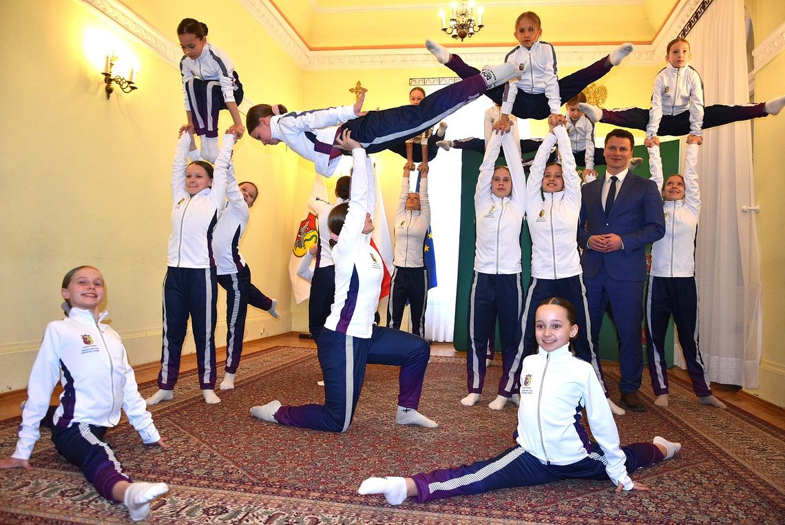 Zawodniczki UKS Otwock otrzymały nowe stroje. Przed nimi ważne zawody