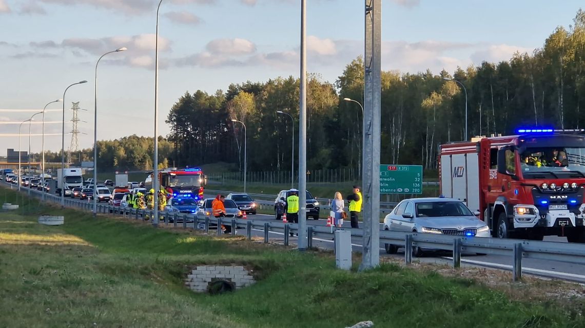 Zderzenie ciężarówki i policyjnego samochodu na trasie S17. Są ranni