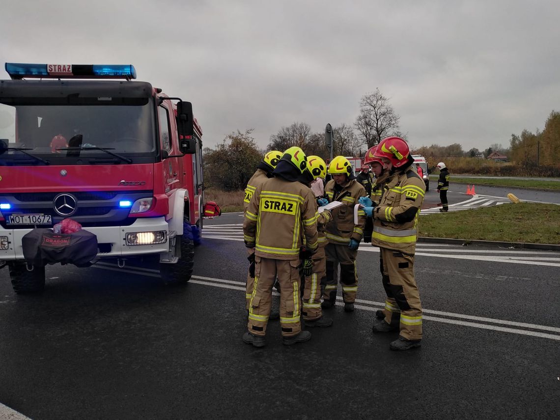 Zderzenie dwóch aut na trasie 801 przy stacji benzynowej