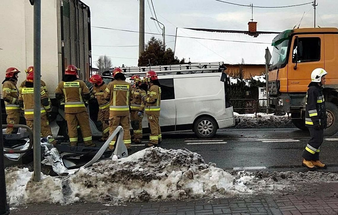 Na krajowej "50" zderzyły się dwie ciężarówki i bus