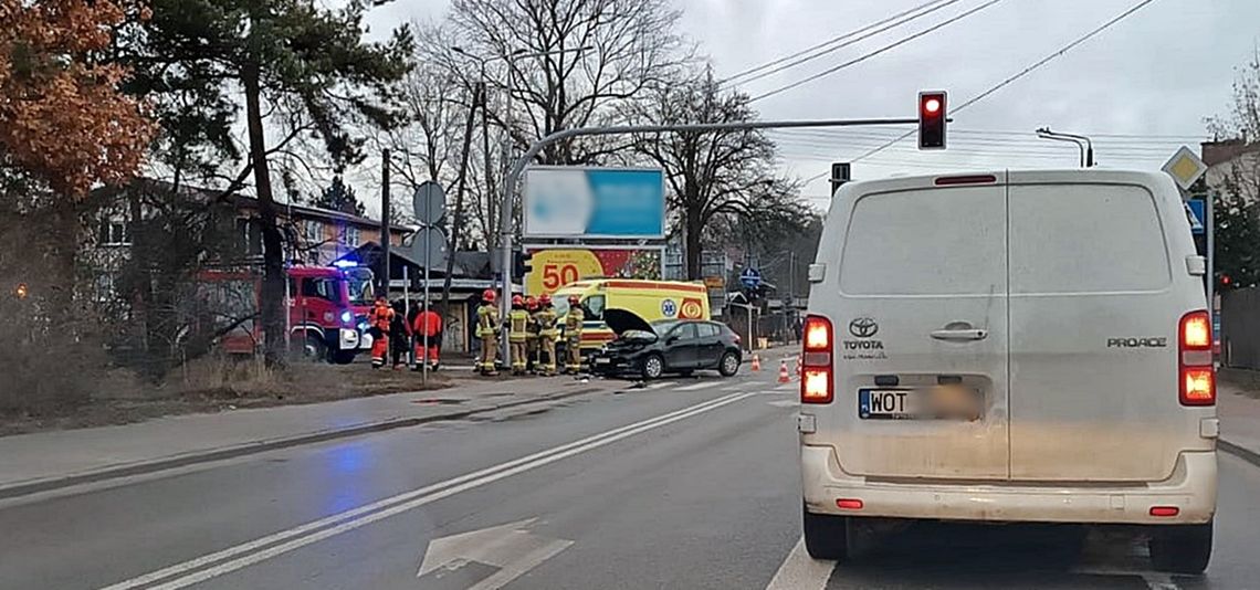 Zderzenie karetki i samochodu w Otwocku. Kto wjechał na czerwonym?