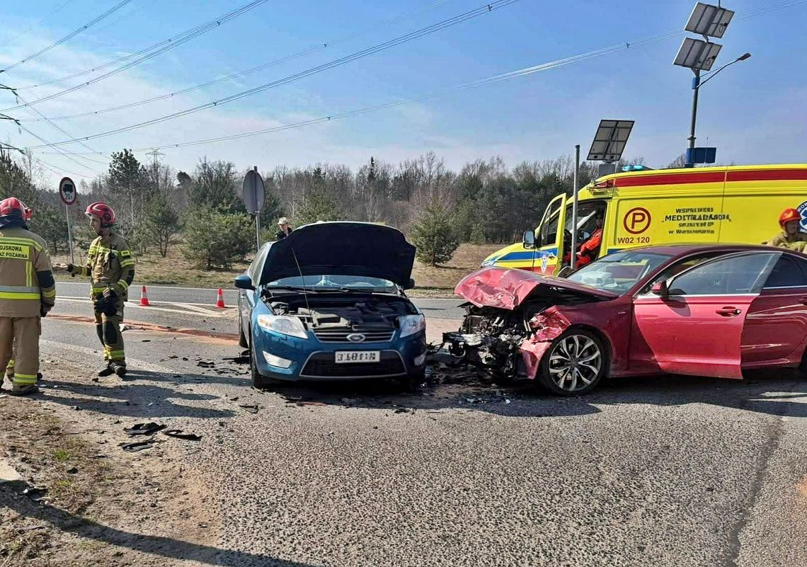 Zderzenie trzech aut na krajowej „50”. Kilka osób trafiło do szpitala Zderzenie trzech aut na krajowej „50”. Kilka osób trafiło do szpitala