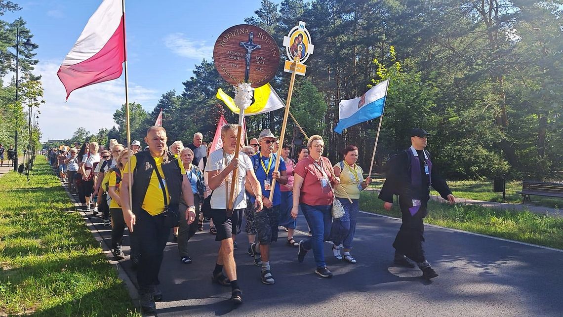 Ze Świdra na Jasną Górę. Pielgrzymi znów w drodze