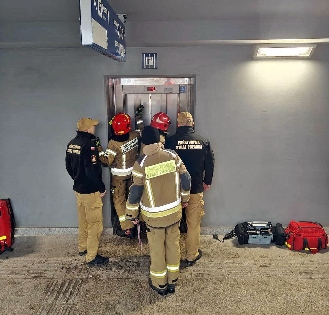 Zepsuta winda na PKP Otwock. Strażacy uszkodzili drzwi podczas ewakuacji? Co na to PKP PLK? Zepsuta winda na PKP Otwock. Strażacy uszkodzili drzwi podczas ewakuacji? Co na to PKP PLK?
