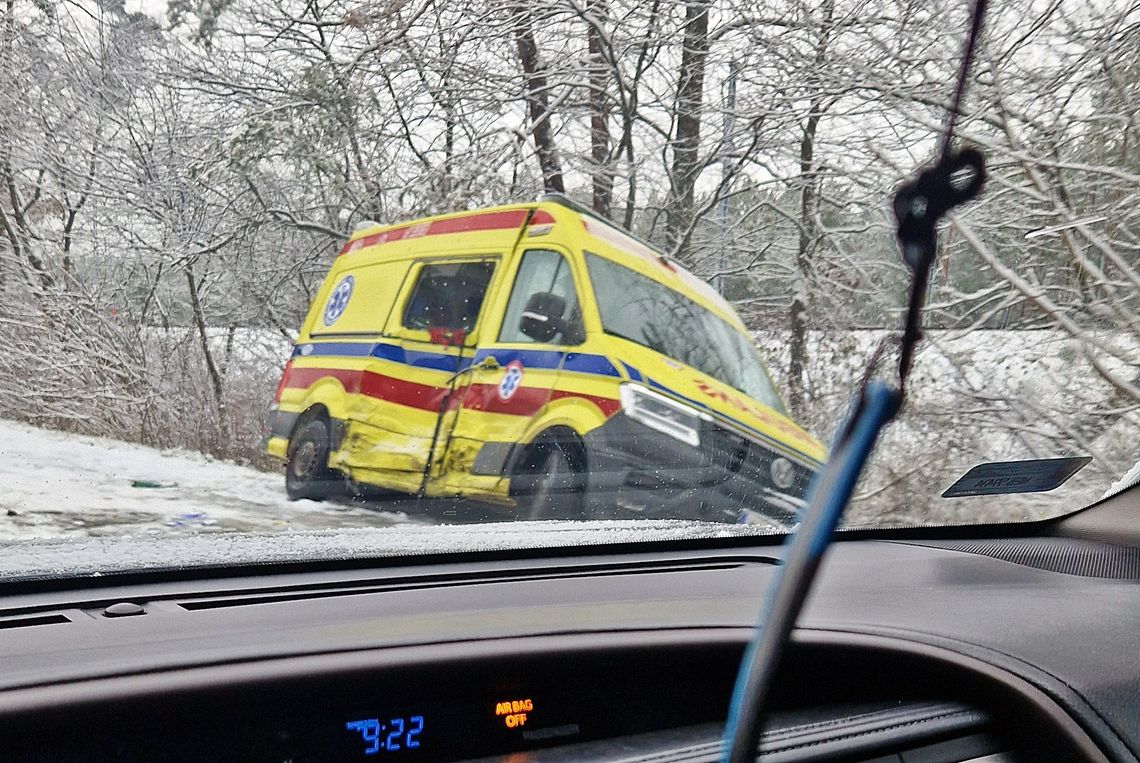 Zima zaskoczyła kierowców! Śliskie drogi i liczne kolizje w powiecie otwockim