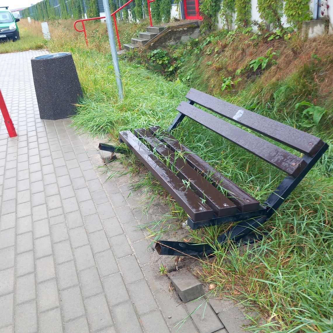 Zniszczone przystanki i stacje rowerowe. Gmina Wiązowna walczy z wandalizmem