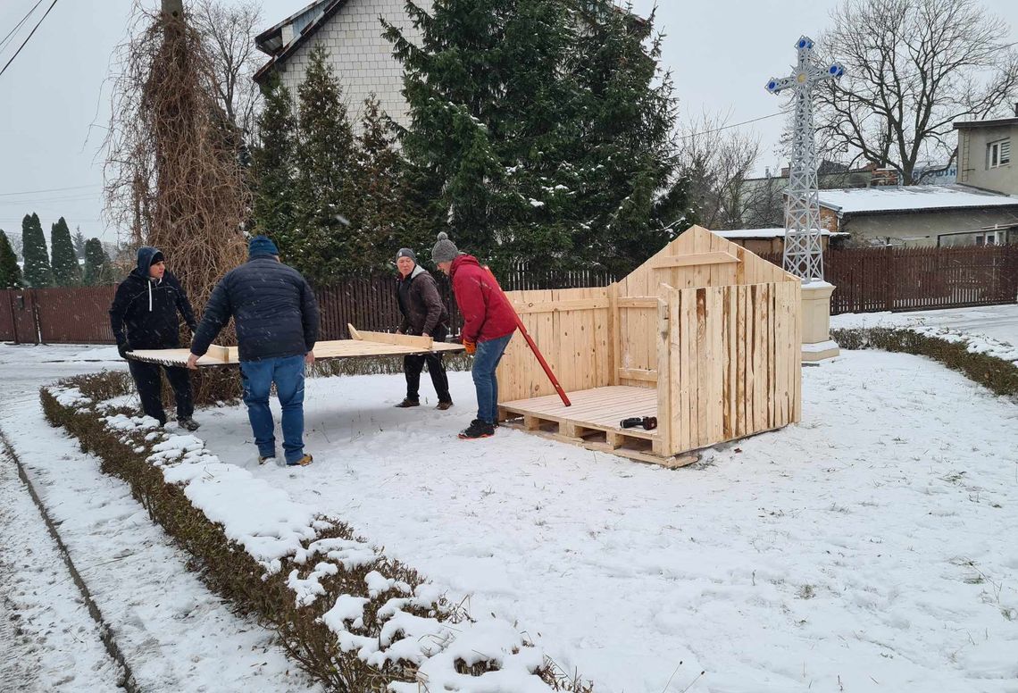 Zobacz, jak powstała ręcznie rzeźbiona szopka bożonarodzeniowa w Karczewie [FOTO]