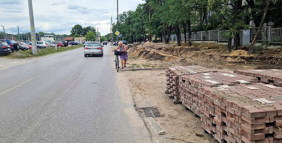 Zrobią asfaltową ścieżkę pieszo-rowerową i nowe pasy przy PKP Otwock [FOTO]