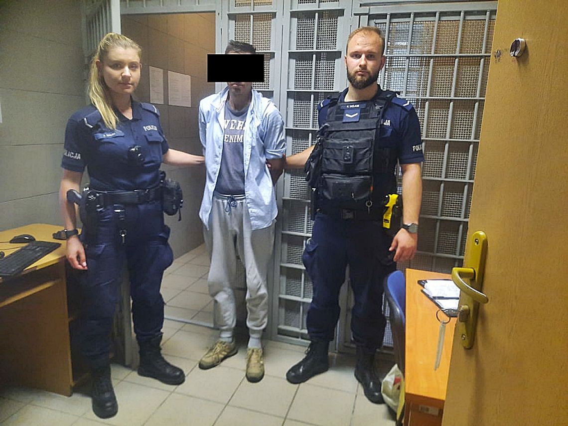 Zuchwała kradzież na przystanku. Policjanci zatrzymali sprawcę po pościgu