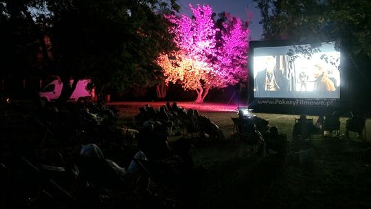Kino na Plaży Romantycznej - „Do usług szanownej Pani” Kino na Plaży Romantycznej - „Do usług szanownej Pani”