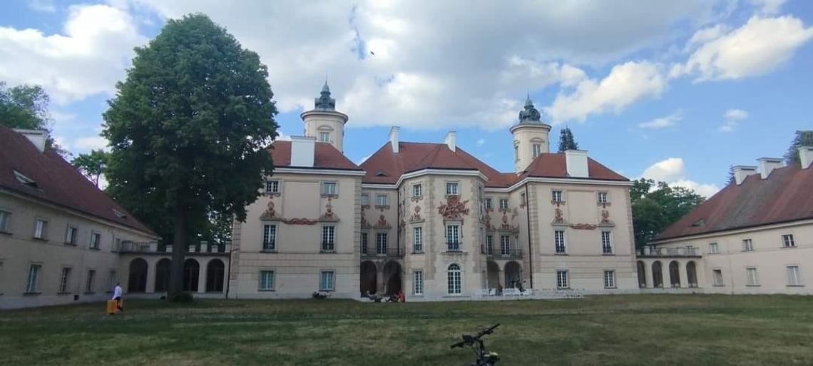 Spacer do Pałacu Bielińskich w Otwocku Wielkim w gminie Karczew Spacer do Pałacu Bielińskich w Otwocku Wielkim w gminie Karczew