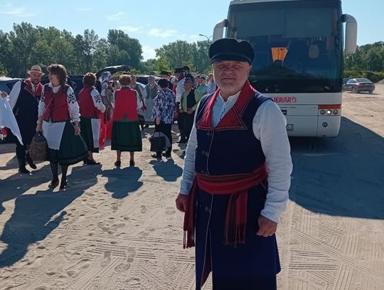 Zielone Świątki na Urzeczu. Orszak łodzi zielonoświątkowych z Góry Kalwarii do Nadbrzeża.