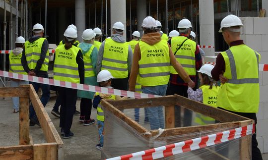 Zwiedzający otrzymali kaski i kamizelki.