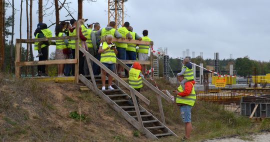 W punkcie widokowym zebrali się duzi i mali zwiedzający.