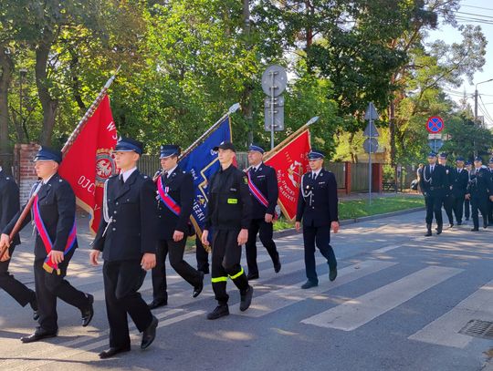 Piknik rozpoczął się od defilady strażackiej na ulicy Polnej.