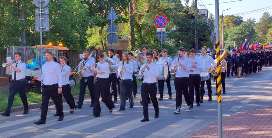 Maszerującym pododdziałom towarzyszyła orkiestra dęta.