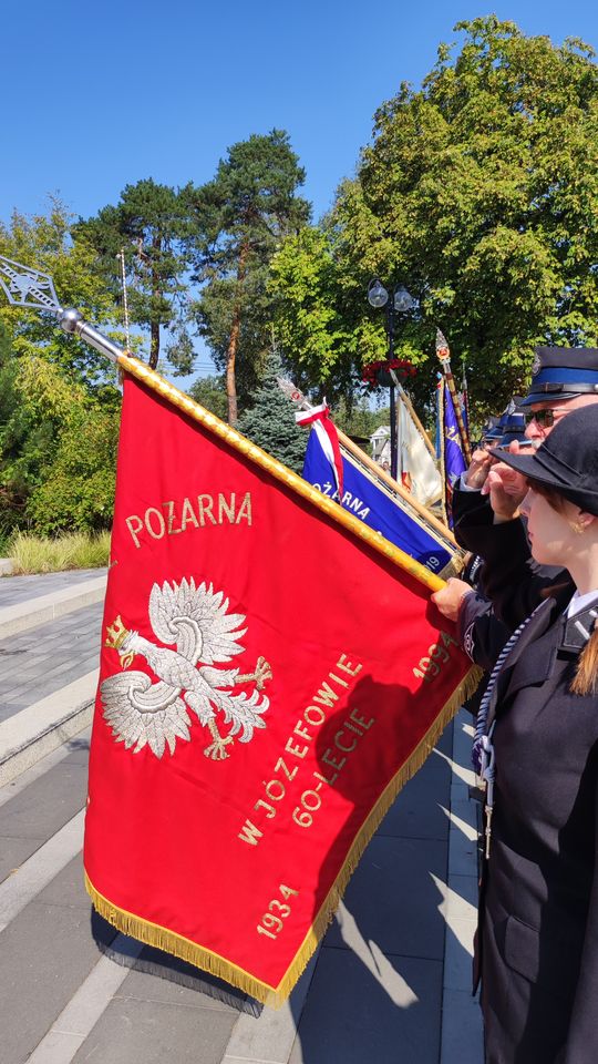 Pododdziały prezentowały sztandary jednostek OSP.