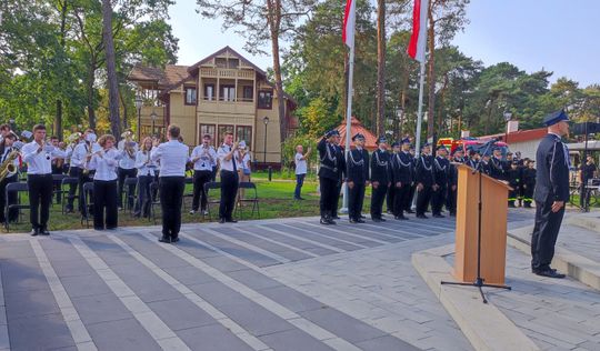 Po uniesieniu flagi zebrani odśpiewali hymn narodowy.