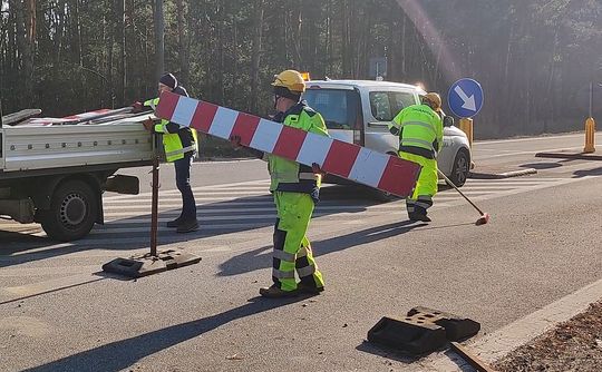 Symboliczne usunięcie bariery i otwarcie przejazdu na drodze 801.