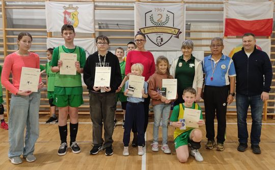 Laureaci konkursu prac plastycznych związanych z tematyką tchoukballa.