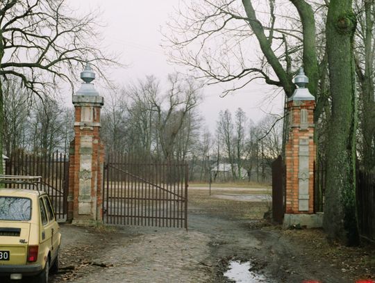 Rudzienko gm. Kołbiel_brama do dworu_1996