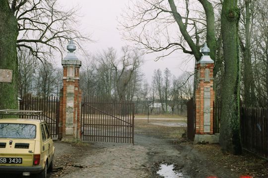Rudzienko gm. Kołbiel_brama do dworu_1996