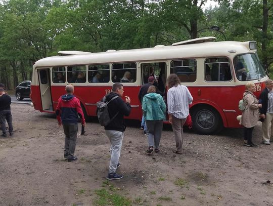 Zabytkowym Ogórkiem przez Wawer, czyli historia z okien autobusu