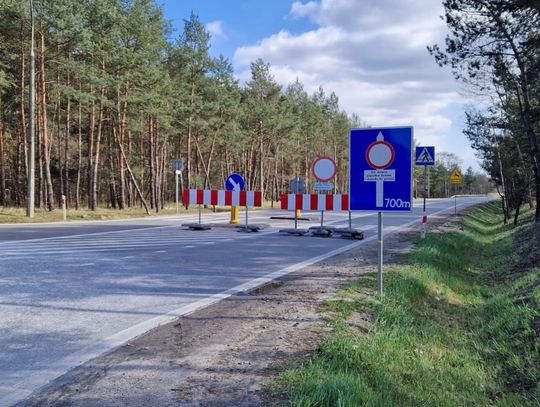 Blokada przed mostem na trasie 801