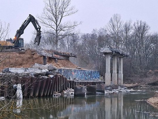 Burzenie starego mostu na trasie 801