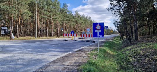 Blokada przed mostem na trasie 801