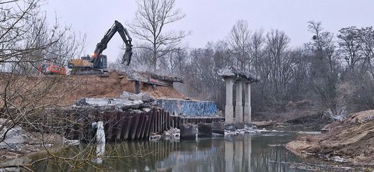 Burzenie starego mostu na trasie 801
