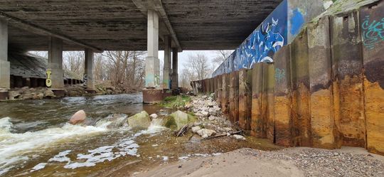 Burzenie starego mostu na trasie 801
