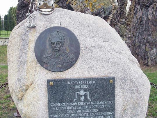 Ostrówek - pomnik upamiętniający bitwę z 1809 r.