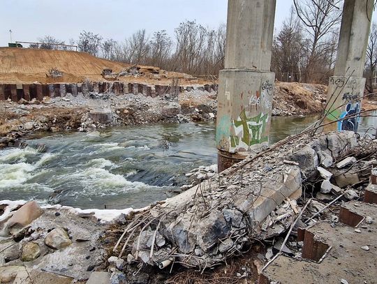 Burzenie starego mostu na 801