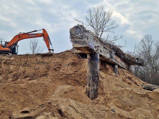 Burzenie starego mostu na 801