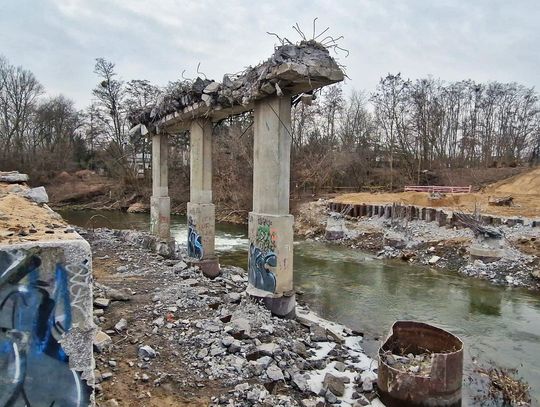 Burzenie starego mostu na 801